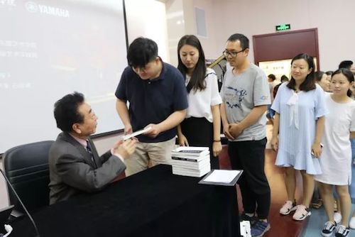 狗万艺术家石叔诚与特邀艺术家顾平受邀于成都大学东盟艺术学院、音乐与舞蹈学院艺术实践周开展公开课